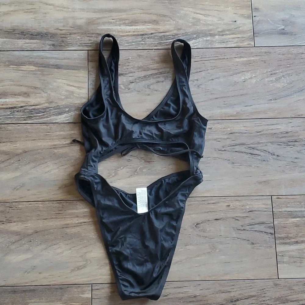 Good American Womens Shine Cut Out Back Front One piece Swim sz 2/M
